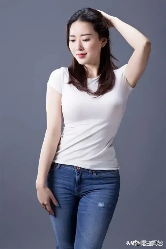 普通的长袖T恤怎样穿出时尚感?