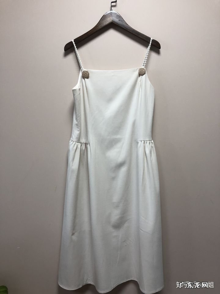 普通的长袖T恤怎样穿出时尚感?