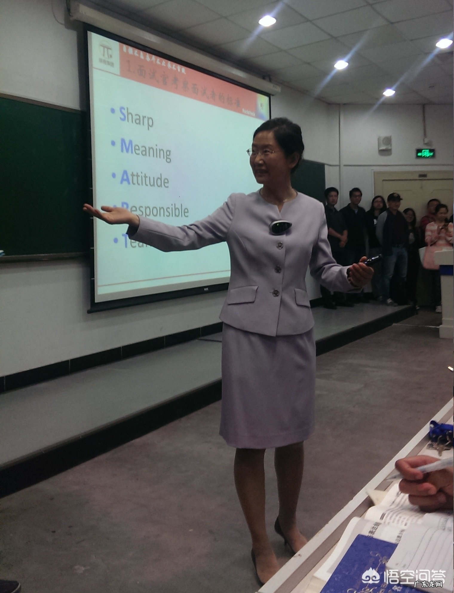 在学生人数较多的情况下，如何进行一节高效而不失趣味的课堂教学？