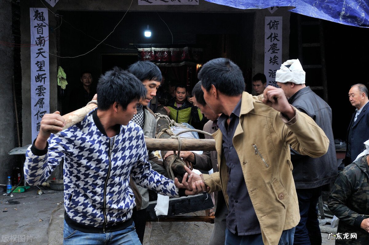 如果,有人抬着棺材,从你家门口经过,你会同意吗?