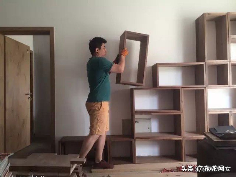 怎么自己做一个木质满墙书架?