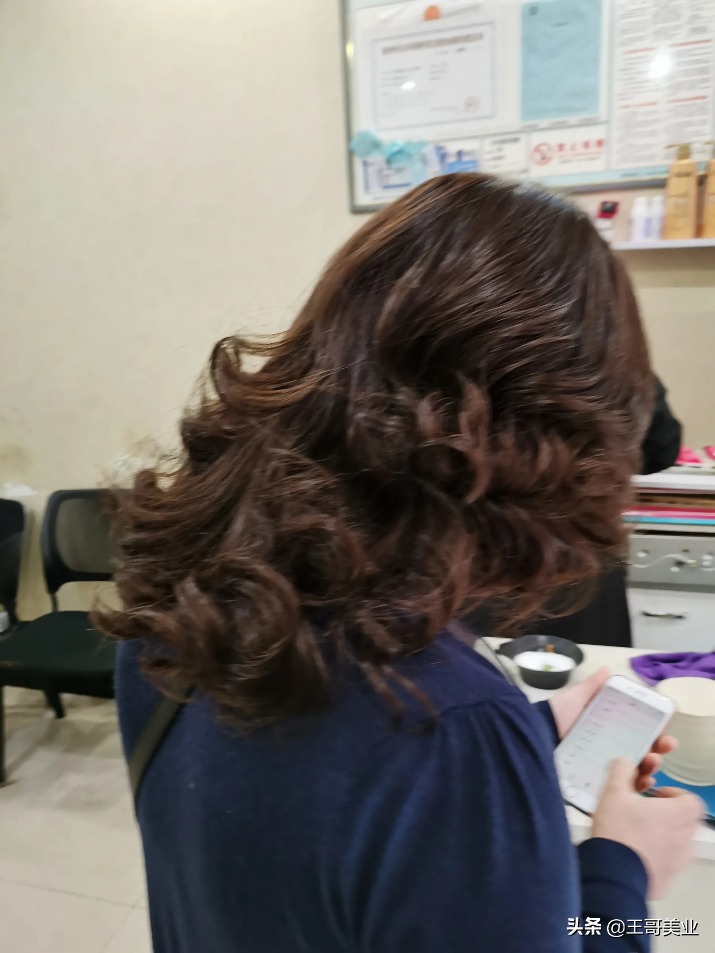 想烫长卷发又不喜欢收拾造型,有哪些适合懒人的卷发发型?