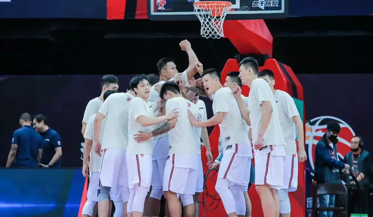 央视直播,辽宁男篮PK广东宏远,5大内线围堵易建联,鹿死谁手?