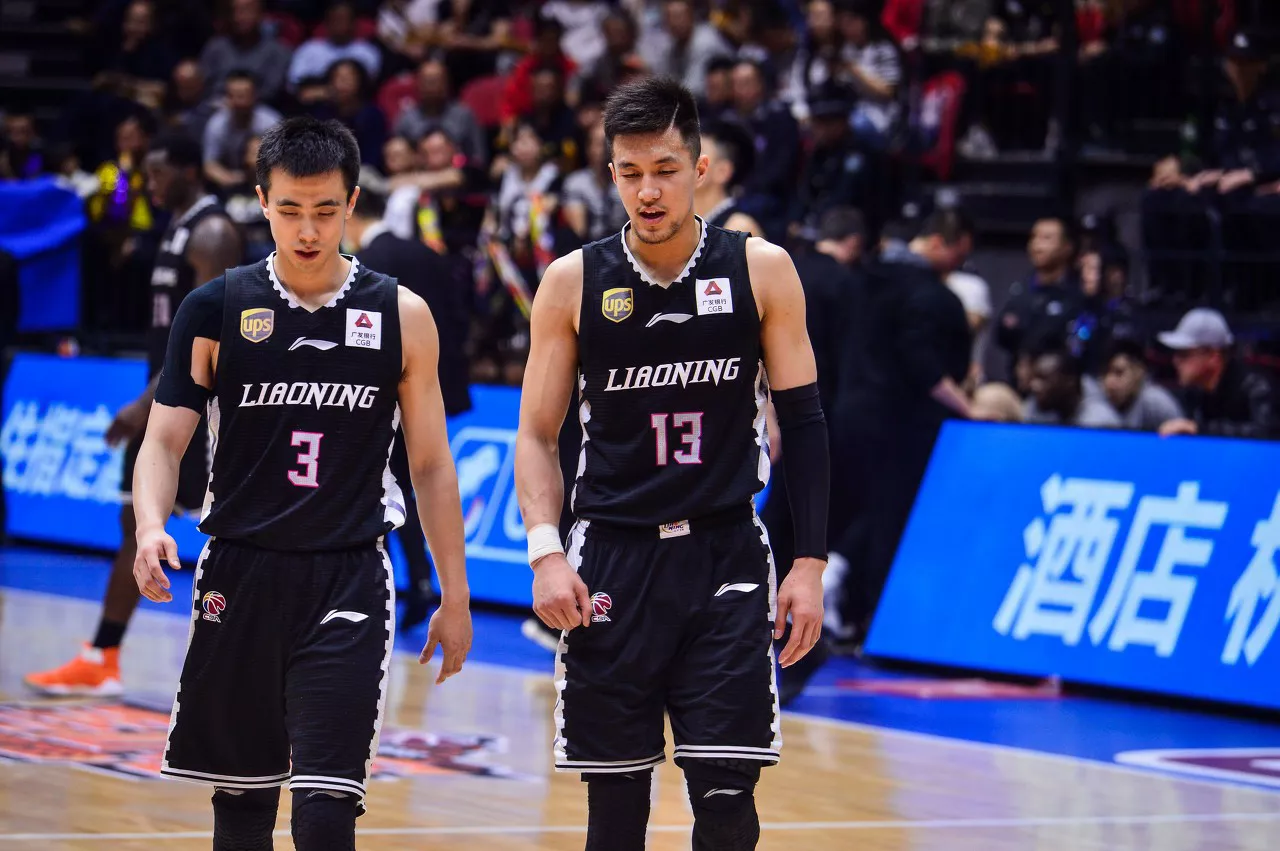 央视直播,辽宁男篮PK广东宏远,5大内线围堵易建联,鹿死谁手?