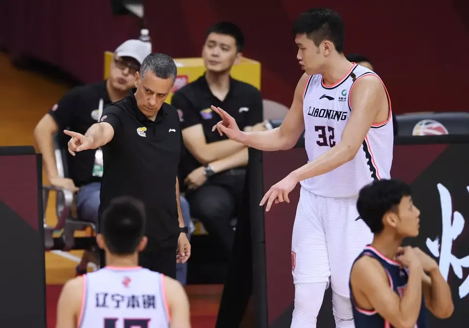 央视直播,辽宁男篮PK广东宏远,5大内线围堵易建联,鹿死谁手?