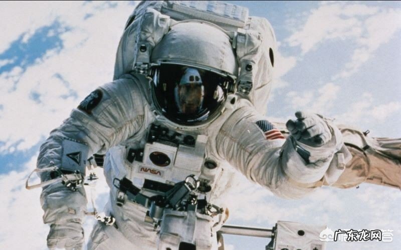 宇航员回到地球后,为何不能马上独立行走?