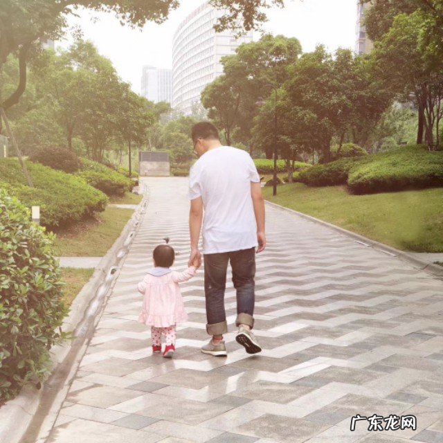 感觉育儿领域有很多妈妈,难道爸爸就不能育儿了么?爸爸如何育儿?