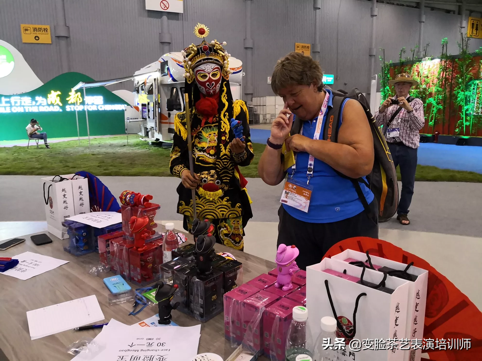 怎么来策划一项大型的艺术展览活动呢?