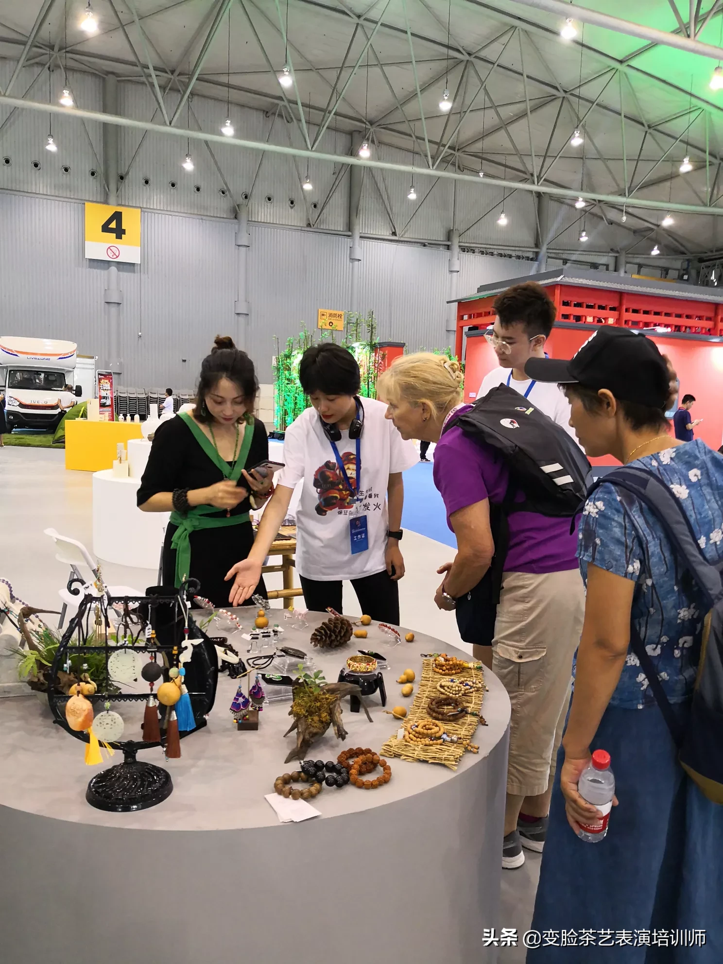 怎么来策划一项大型的艺术展览活动呢?