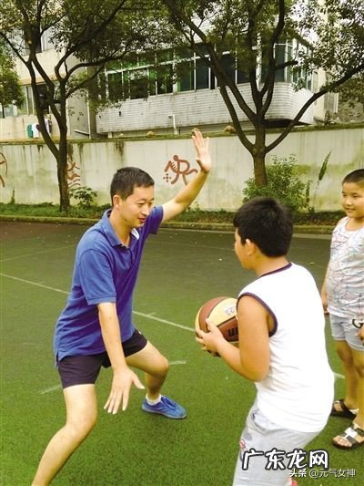 怎样看待学校要求每个学生自己买一个篮球带到校园上体育课一事?