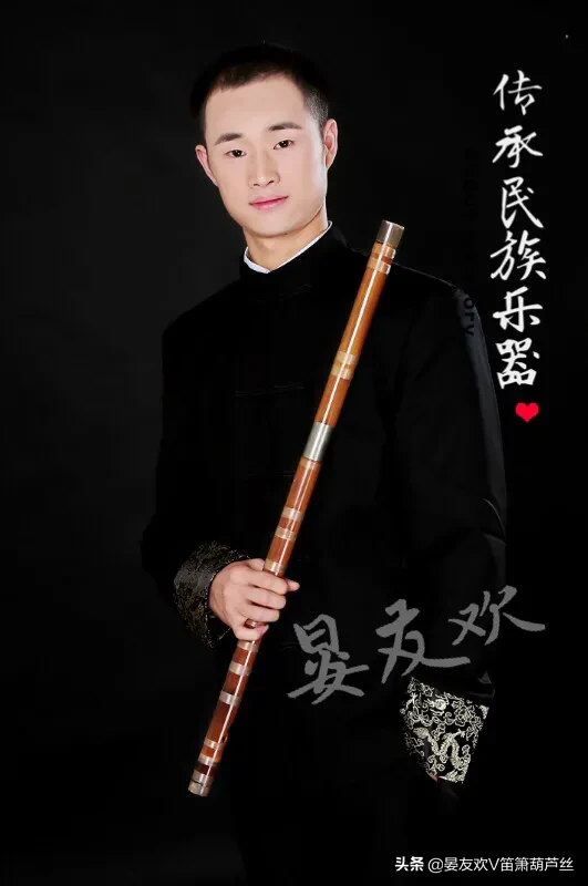 我是一个竹笛初学者,我的笛子上刻着一个大E在它的左上角有一个小b标志着什么,指法是什么,重音3怎么吹?