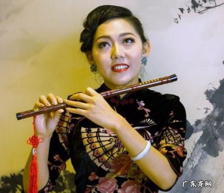 我是一个竹笛初学者,我的笛子上刻着一个大E在它的左上角有一个小b标志着什么,指法是什么,重音3怎么吹?