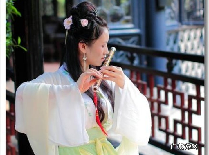 我是一个竹笛初学者,我的笛子上刻着一个大E在它的左上角有一个小b标志着什么,指法是什么,重音3怎么吹?