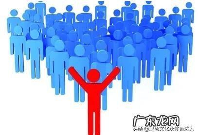 手下的人做事总是做不好但态度很好,我该不该帮她完成?