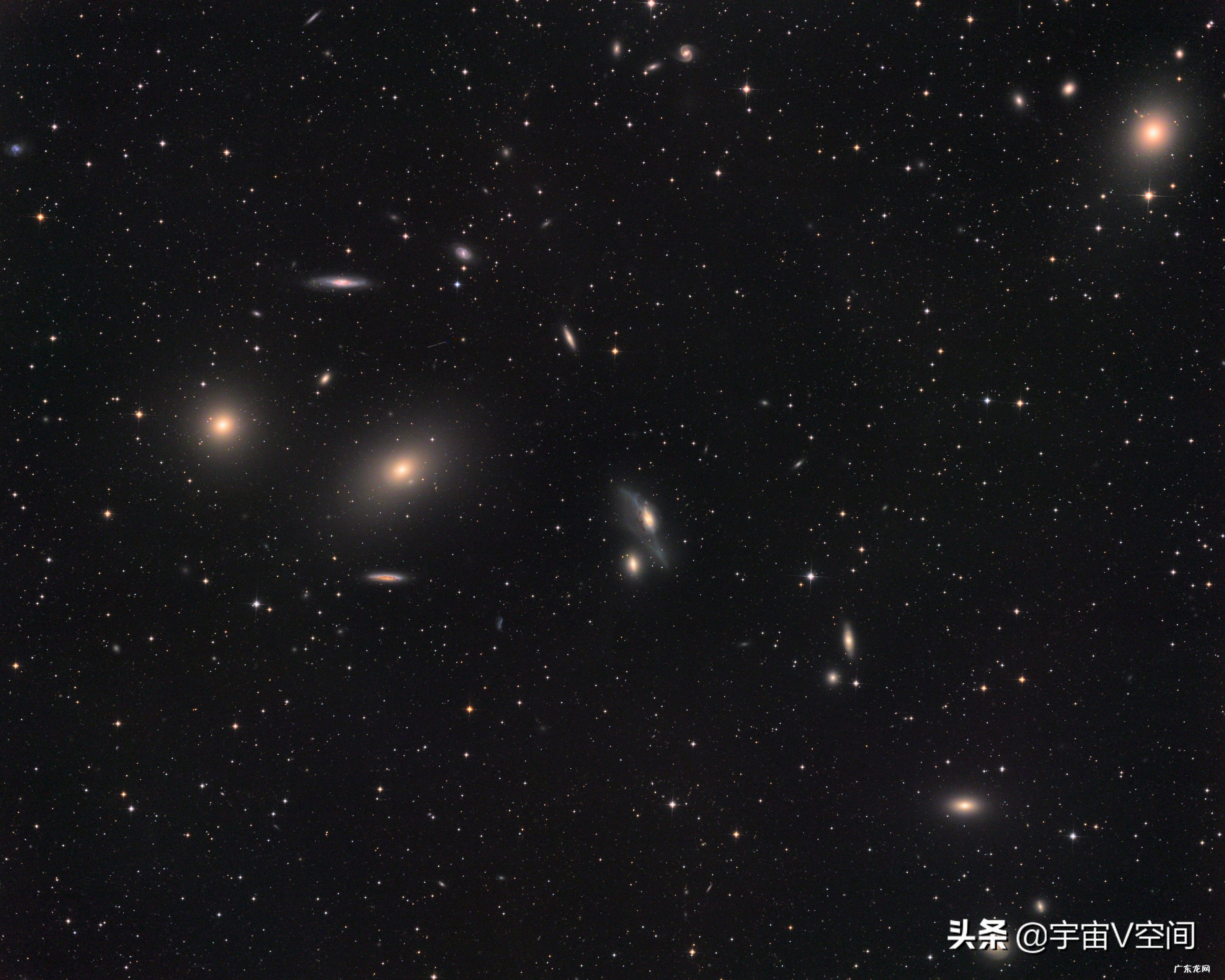 我们的宇宙正在加速膨胀,那么地球会离太阳越来越远吗?温度越低吗?