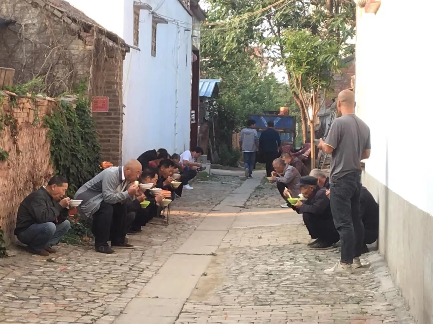 弟弟家杀猪,请大哥去吃肉,走时给哥拿20斤肉,大哥该给钱吗?