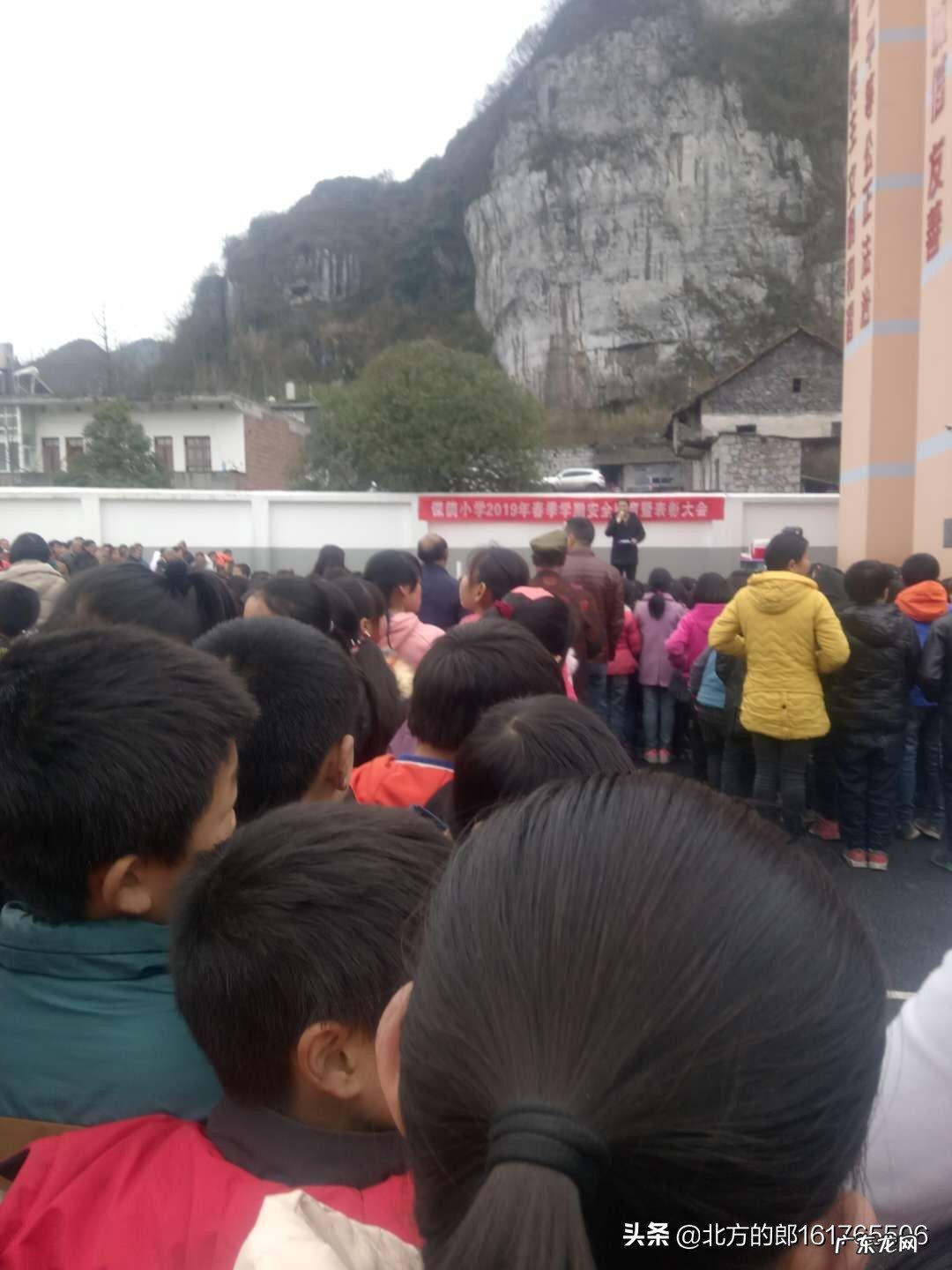 有的农村留守儿童学习挺好,但是一到城市怎么就不行了?该怎么办?