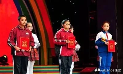 有的农村留守儿童学习挺好,但是一到城市怎么就不行了?该怎么办?