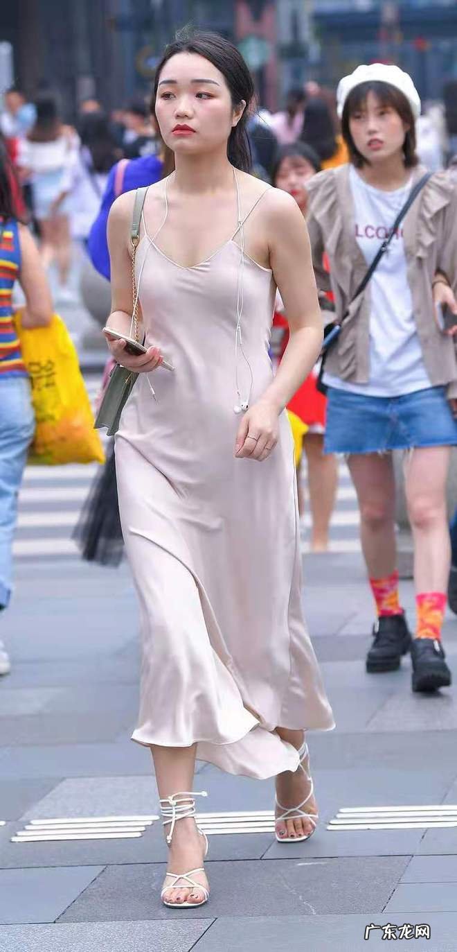 有哪些好看的浅色系连衣裙？