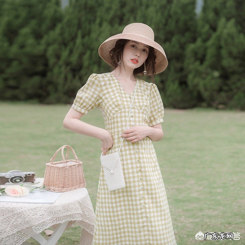 有哪些好看的浅色系连衣裙？