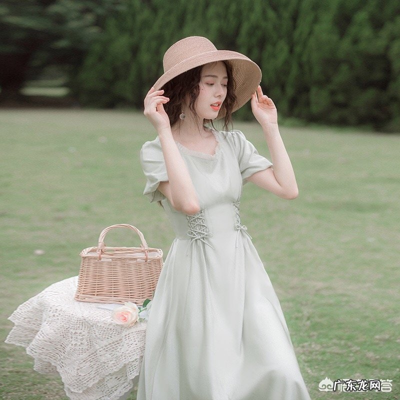 有哪些好看的浅色系连衣裙？