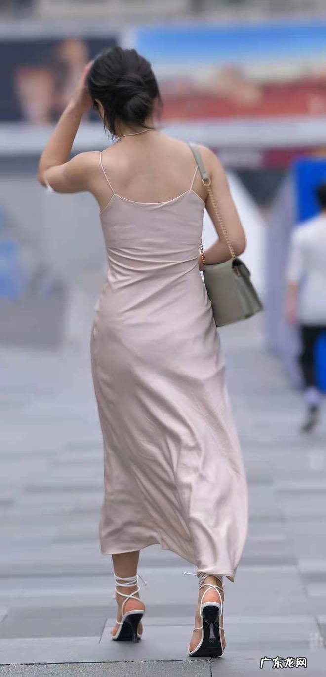 有哪些好看的浅色系连衣裙？