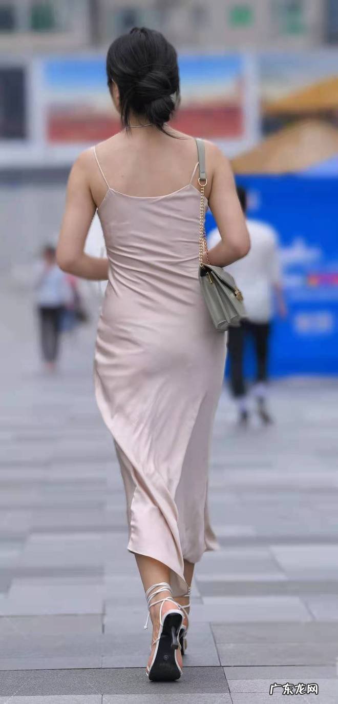 有哪些好看的浅色系连衣裙？