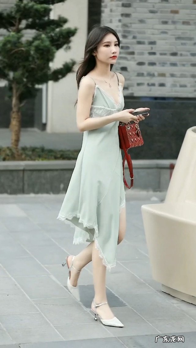 有哪些好看的浅色系连衣裙？