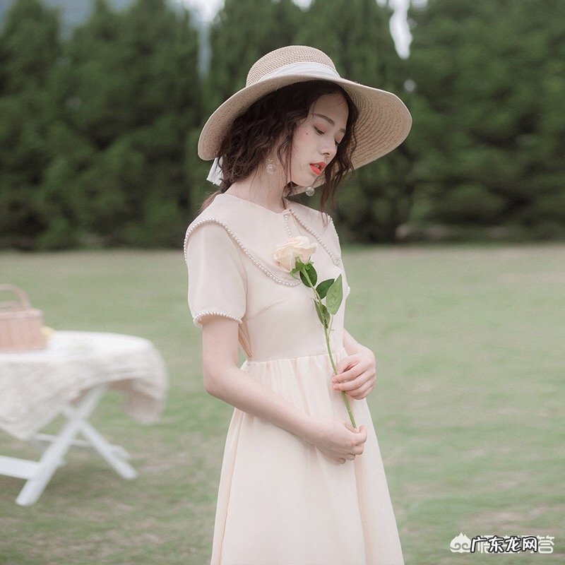 有哪些好看的浅色系连衣裙？