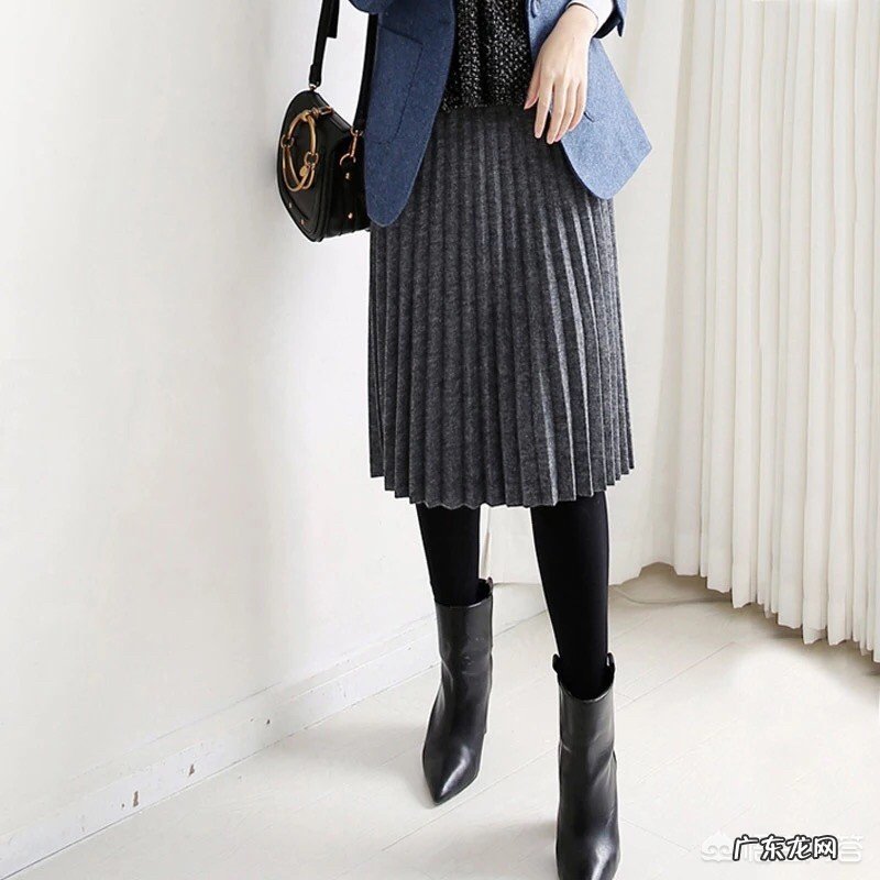 灰色针织半身裙搭配什么颜色的打底裤比较好看?适合穿什么鞋子?