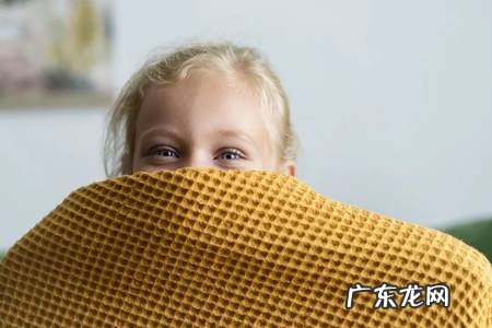 为什么有些人头发容易变白?如何预防白发?