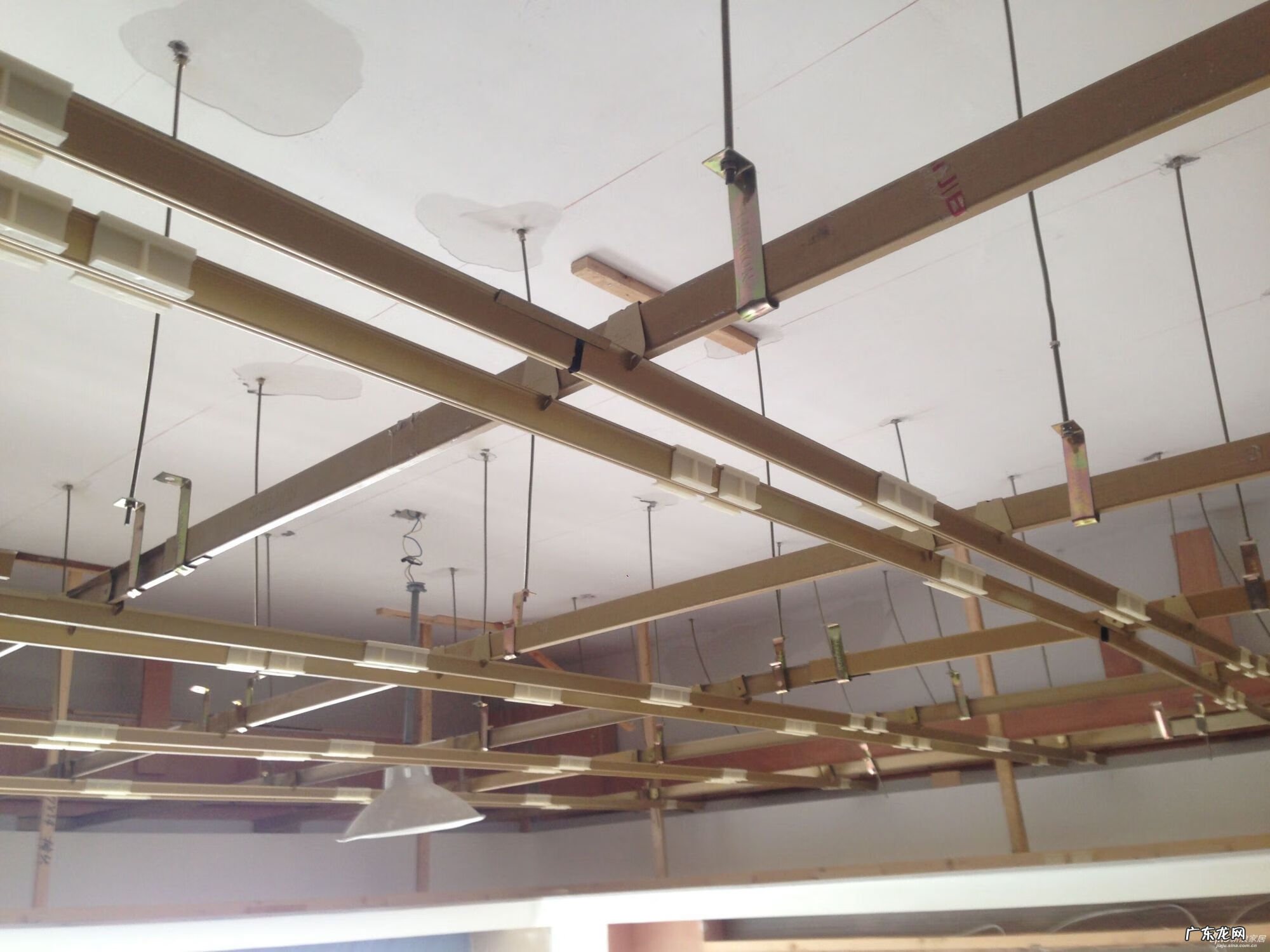 小客厅吊棚 楼房吊棚用什么材料