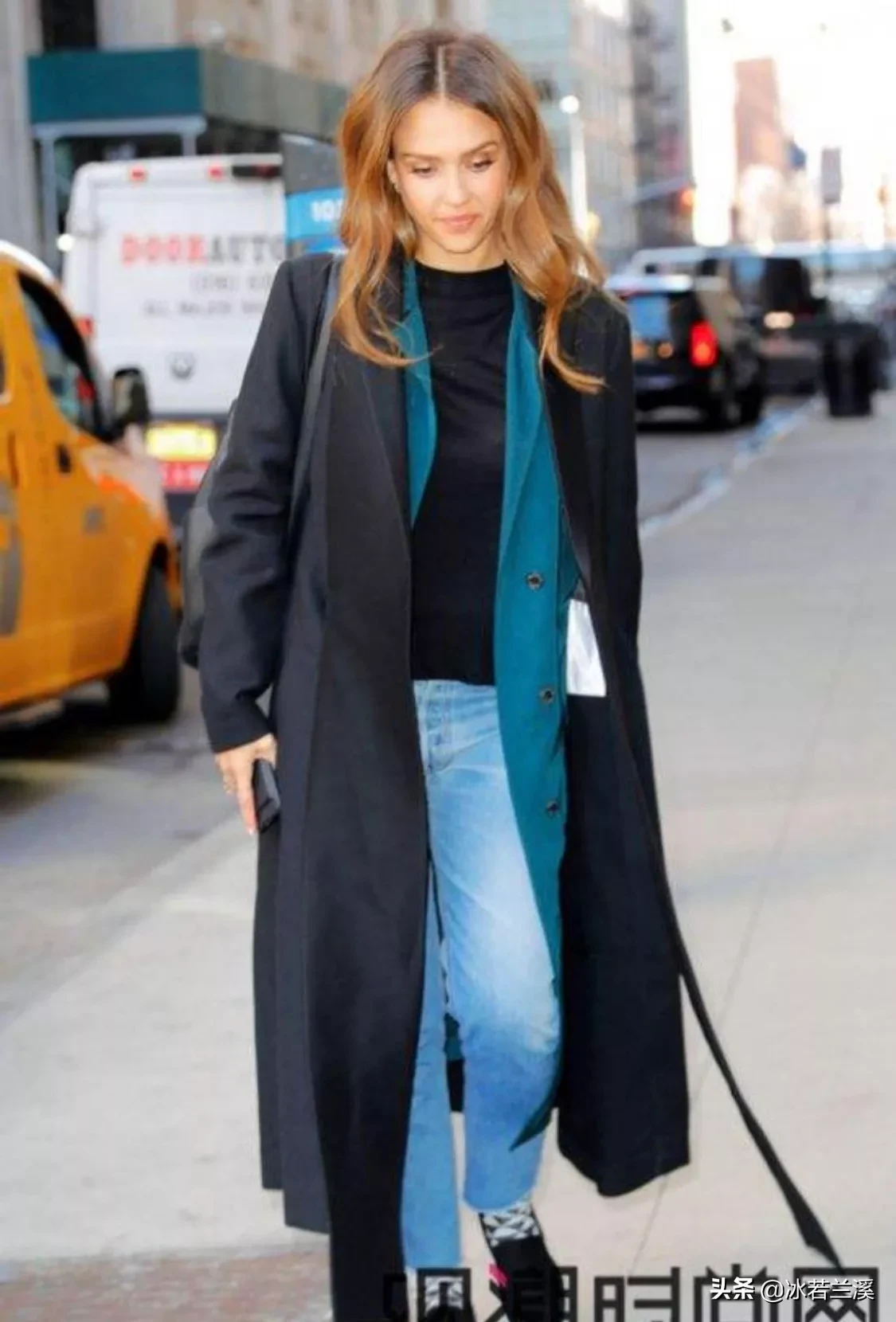 孔雀蓝长款修身毛线裙怎么搭配啊？搭配什么外套？