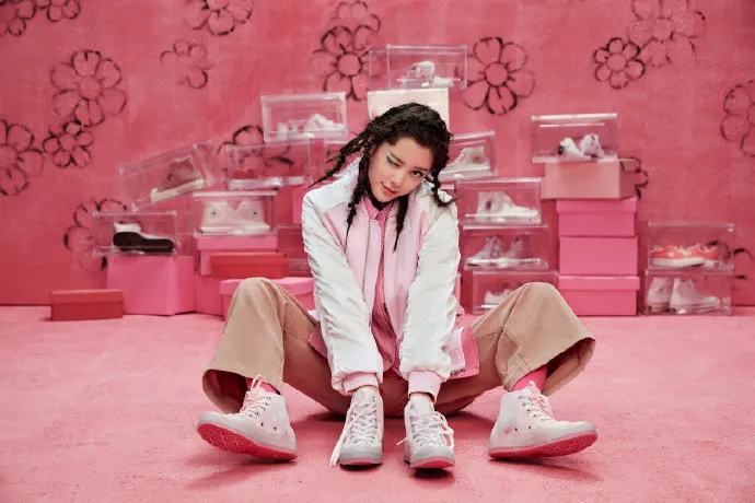 为什么那么多人喜欢匡威，很多人说是人手必备帆布鞋？