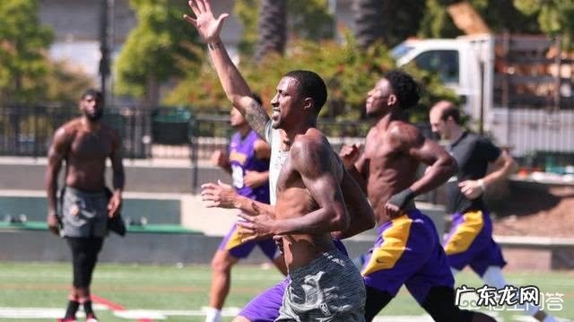 湖人队内训练后开展了一场橄榄球比赛,球员们赤膊大显肌肉,你对此有什么看法?
