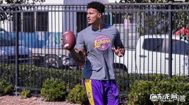 湖人队内训练后开展了一场橄榄球比赛,球员们赤膊大显肌肉,你对此有什么看法?