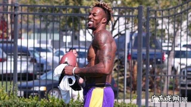 湖人队内训练后开展了一场橄榄球比赛,球员们赤膊大显肌肉,你对此有什么看法?