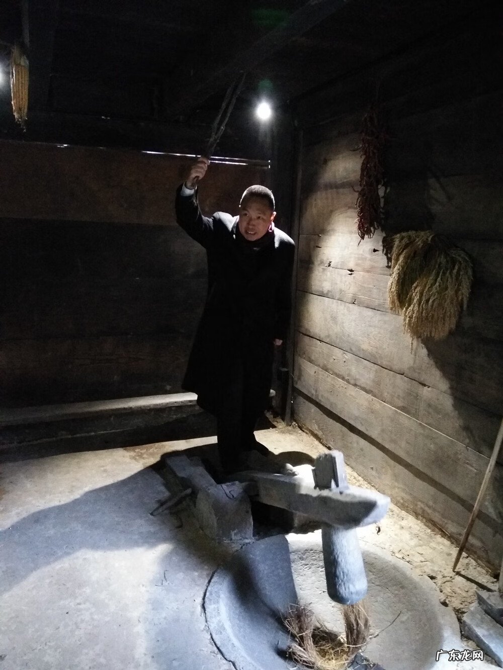 房屋后面有溪风水 寨子风水大师