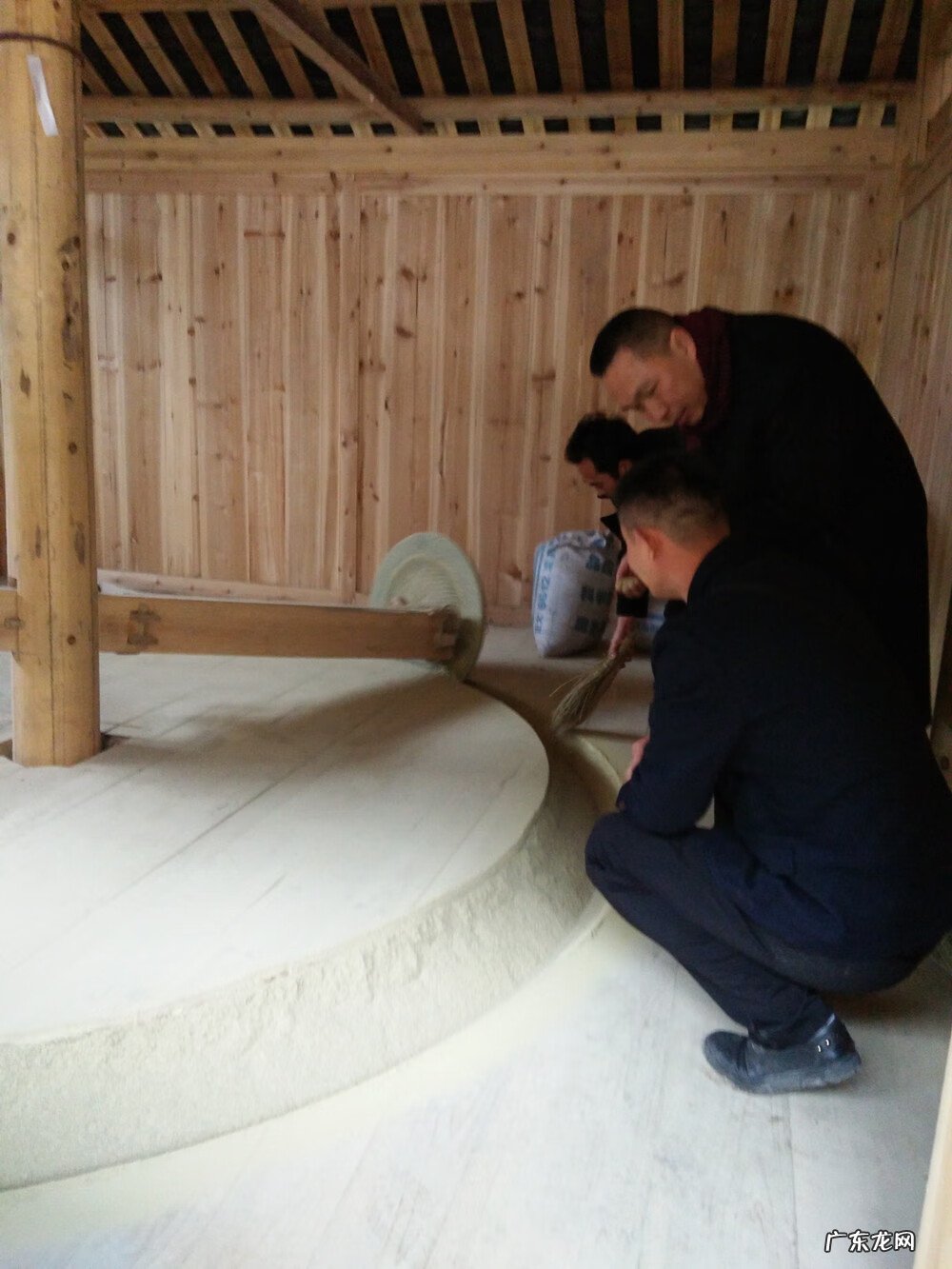 房屋后面有溪风水 寨子风水大师