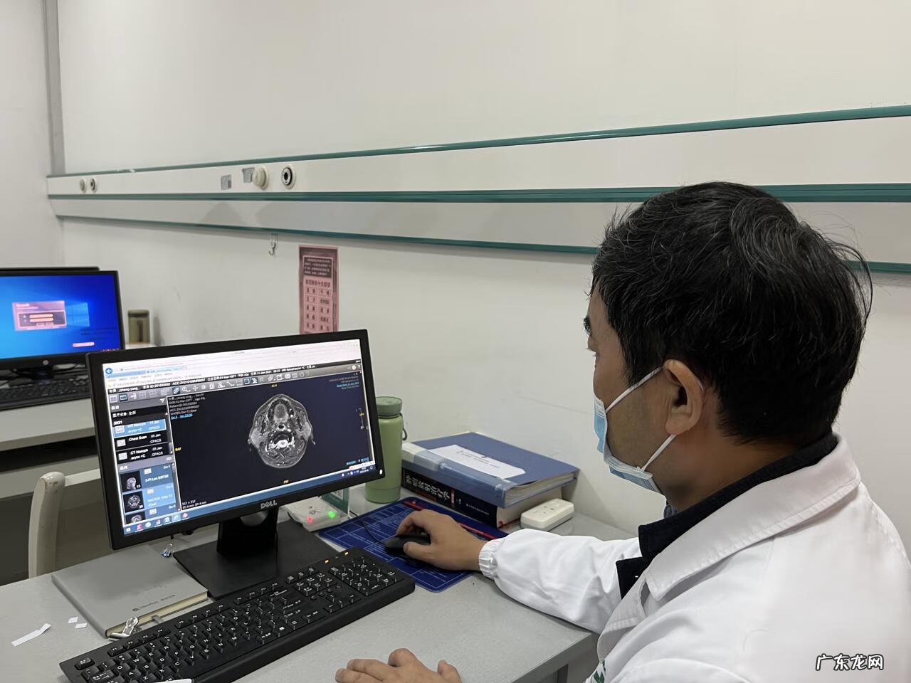 耳朵后面靠近耳根长了个疙瘩 耳朵后面长疙瘩是什么原因引起的