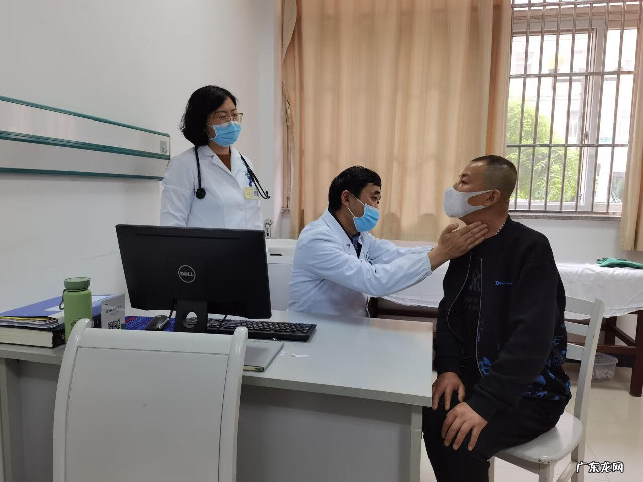 耳朵后面靠近耳根长了个疙瘩 耳朵后面长疙瘩是什么原因引起的