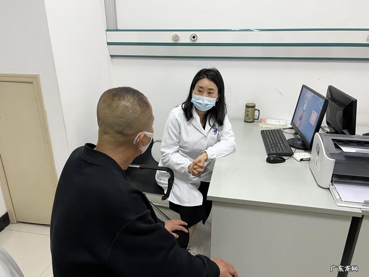 耳朵后面靠近耳根长了个疙瘩 耳朵后面长疙瘩是什么原因引起的