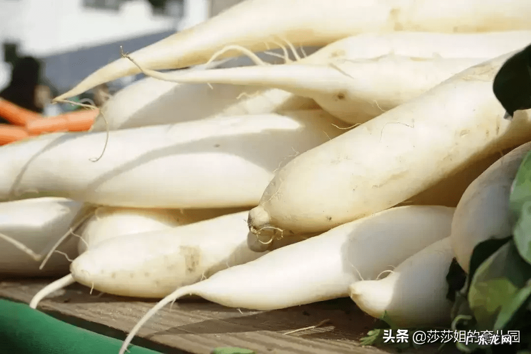 舌头表面发黄是怎么回事 舌头发黄开裂是怎么回事