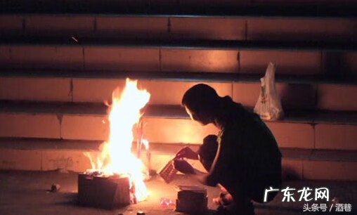 梦见厕所里烧纸怎么回事 梦见烧纸什么预兆