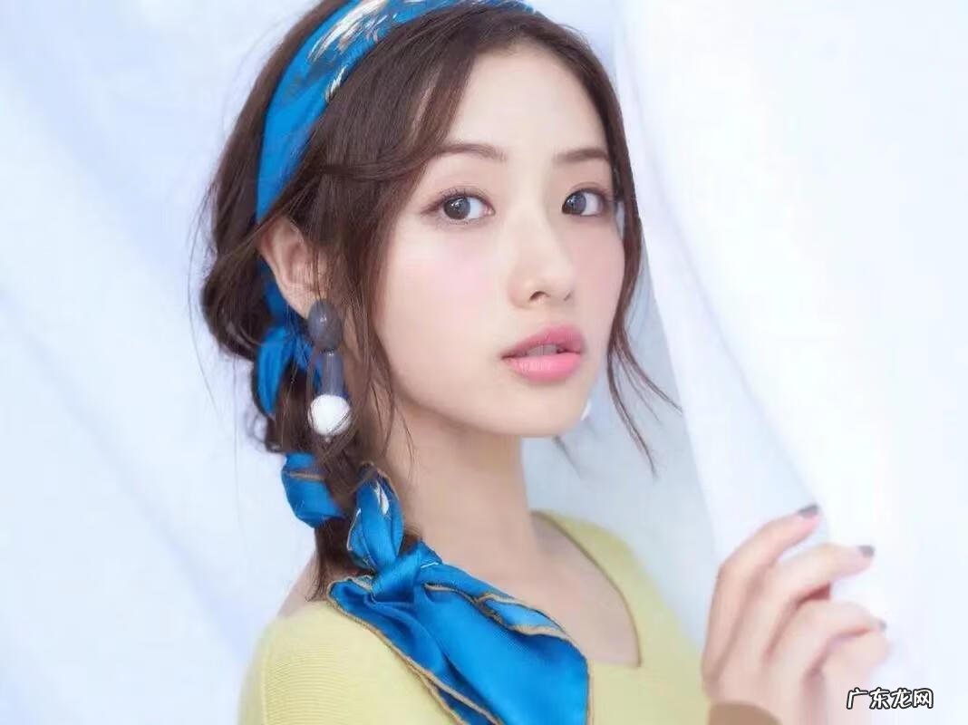 丝巾的各种搭配 丝巾怎么搭配衣服