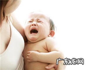 婴幼儿一吃奶就哭是怎么回事 五十天婴儿吃奶时哭