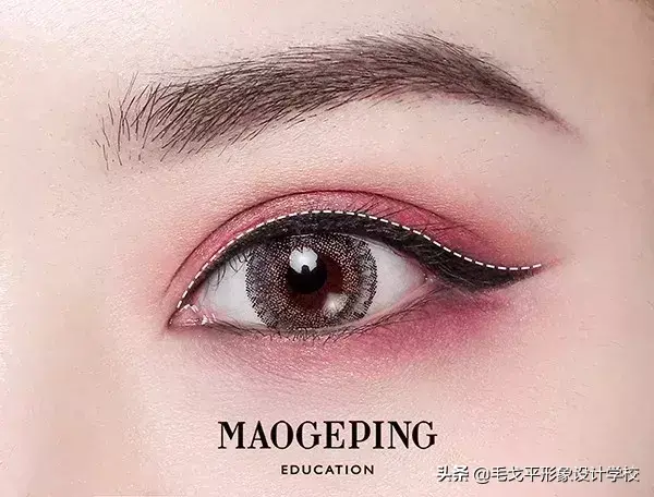 化妆的正确使用顺序方法 有眼袋如何化妆