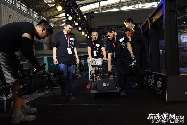 小学生机器人格斗赛 机器人格斗赛视频