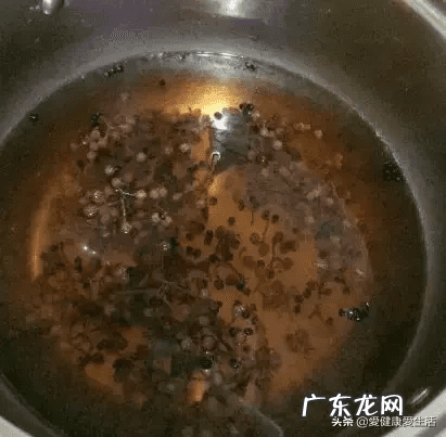 手背上起小水泡很痒 手上起小水泡很痒怎么回事