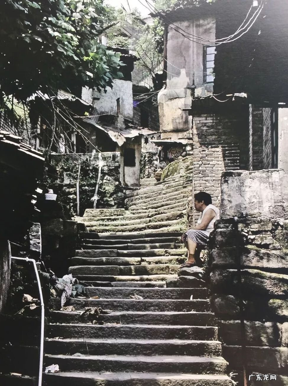 出门下坡回家上坡风水 楼房在上坡的位置风水